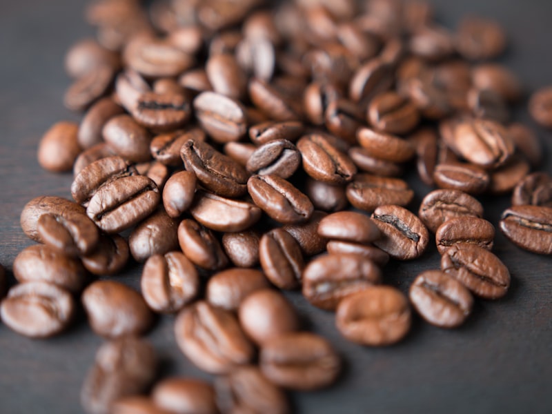 Hands sorting green unMokaccino Boomed coffee beans